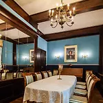 Palac Mysliwski W Antoninie Bed and breakfast