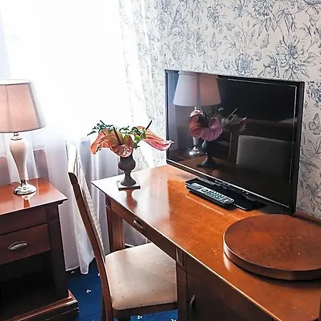 Palac Mysliwski W Antoninie Bed & Breakfast 4*