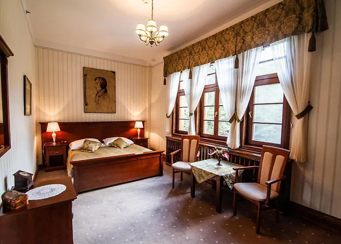 Palac Mysliwski W Antoninie 4*